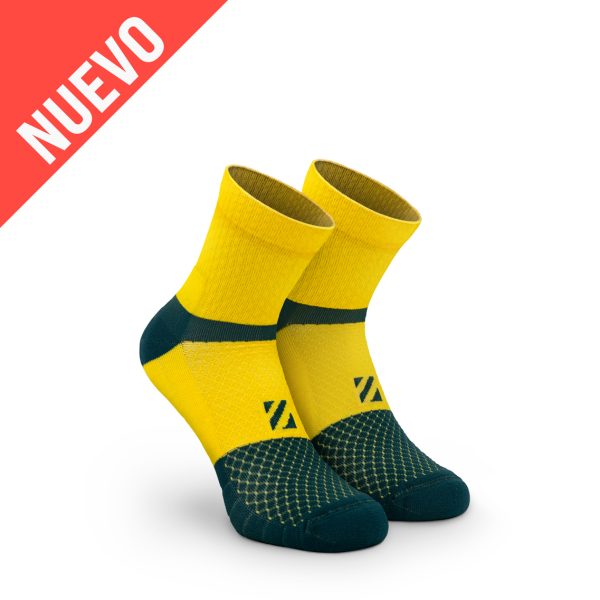 Calcetines antiampollas técnicos para running de color amarillo y verde. Ideales para correr largas distancias y maratón.